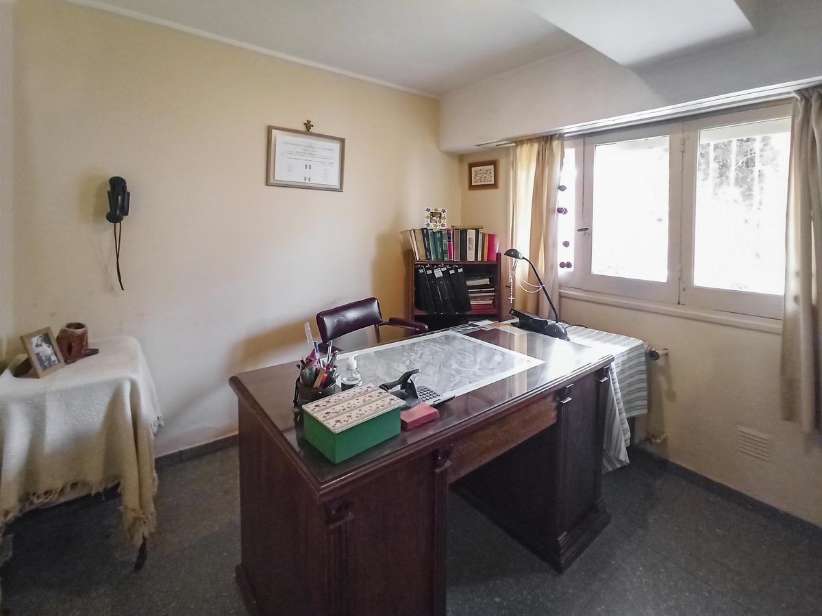 Casa de 4 Dorm. con Consultorios y Jardín 2