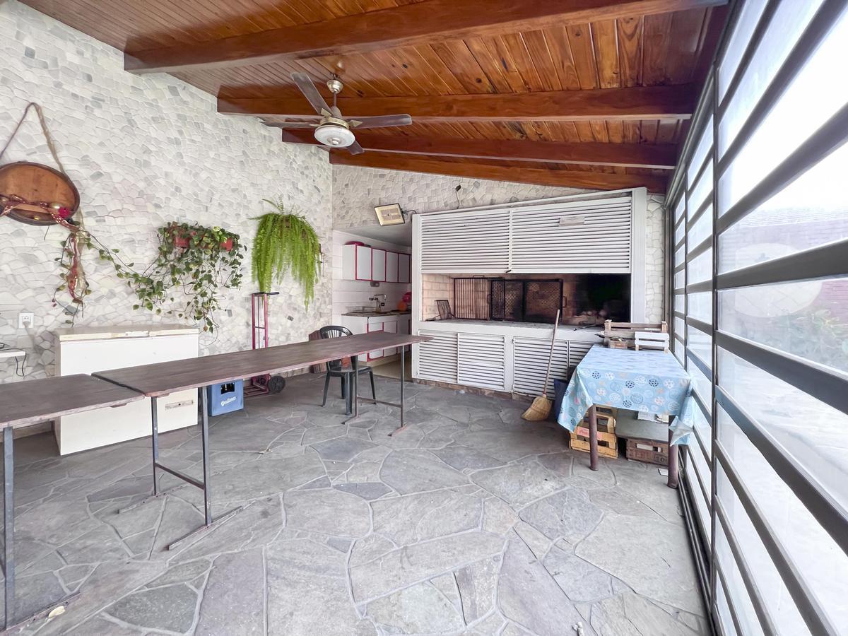 Enorme Casa con Pileta y Quincho de 5 Dorm. Más Casa de Huéspedes 3