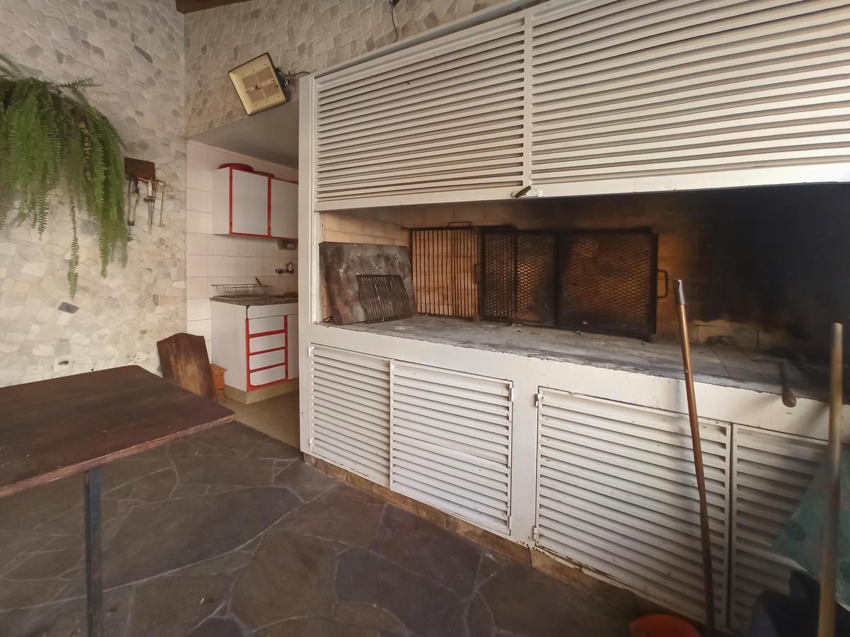 Enorme Casa con Pileta y Quincho de 5 Dorm. Más Casa de Huéspedes 5
