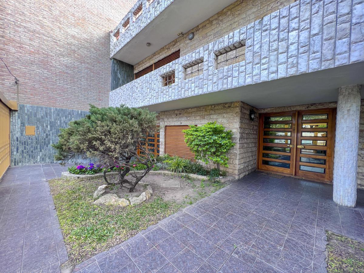 Enorme Casa con Pileta y Quincho de 5 Dorm. Más Casa de Huéspedes 4