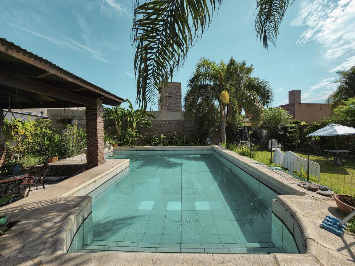 Casa de 4 Dorm. con Amplio Jardín y Pileta en Funes, Garita 6 1