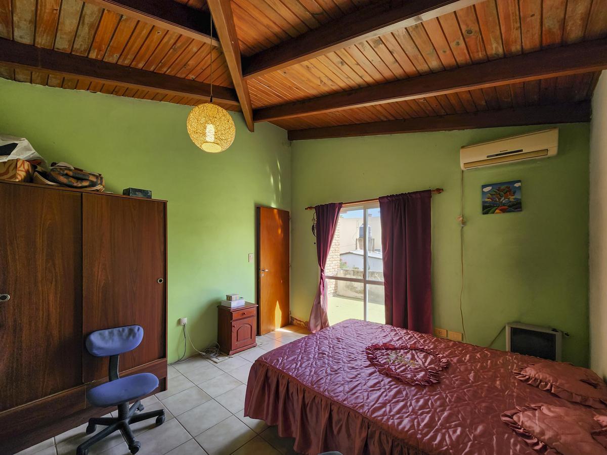 Casa de 4 Dorm. con Amplio Jardín y Pileta en Funes, Garita 6 5