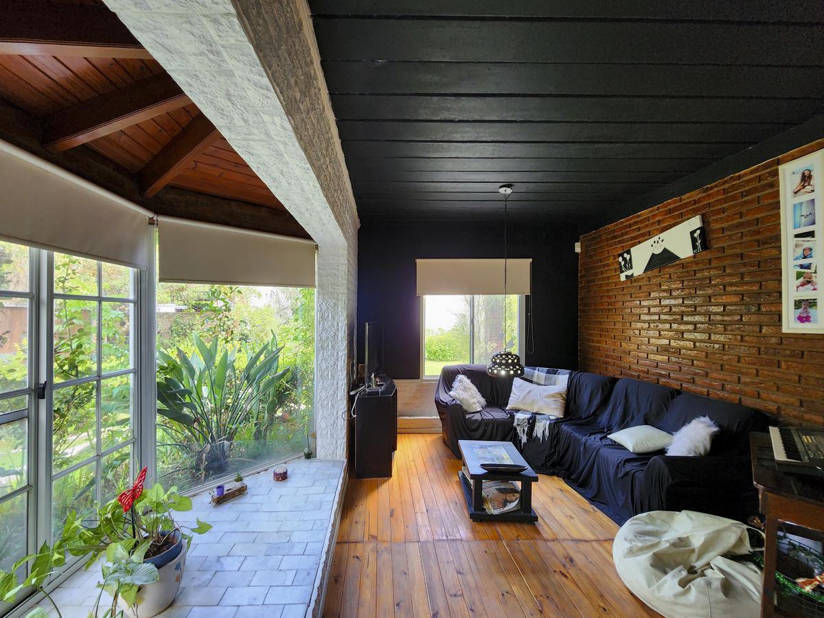 Casa de 4 Dorm. con Amplio Jardín y Pileta en Funes, Garita 6 4