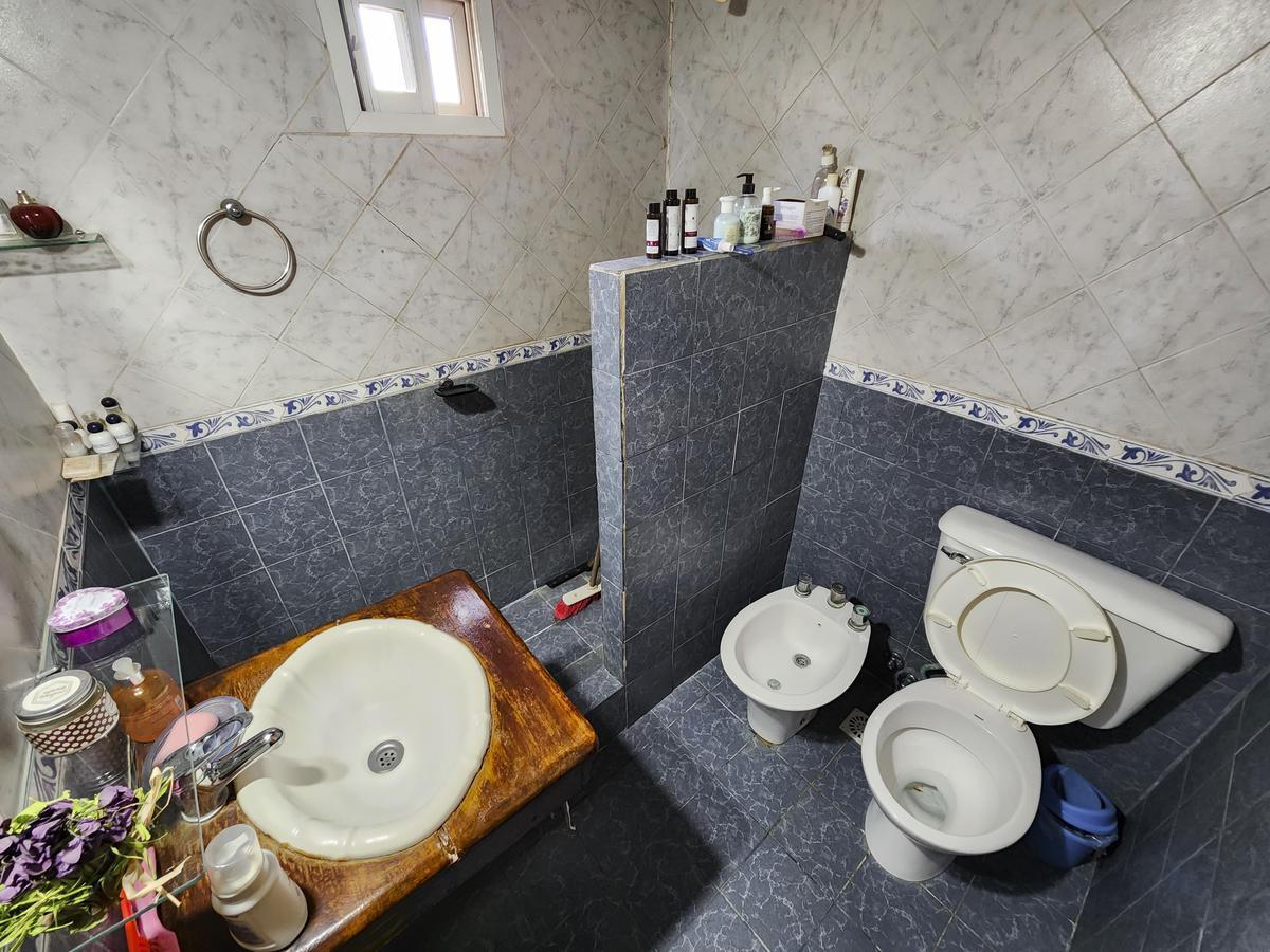 Casa de 4 Dorm. con Amplio Jardín y Pileta en Funes, Garita 6 3