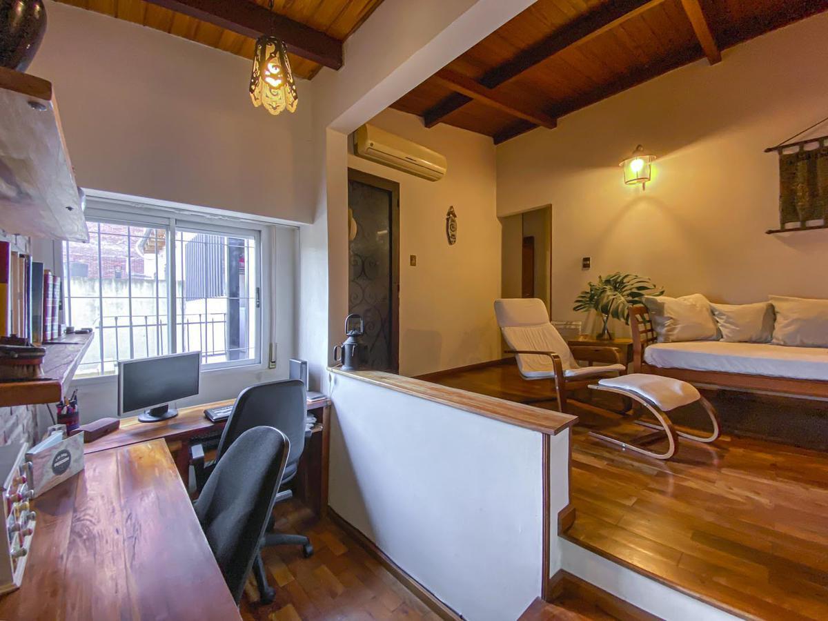 Casas con Galpón y Jardín 1