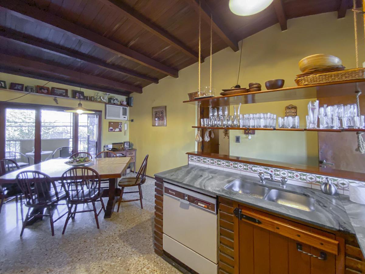 Casas con Galpón y Jardín 2