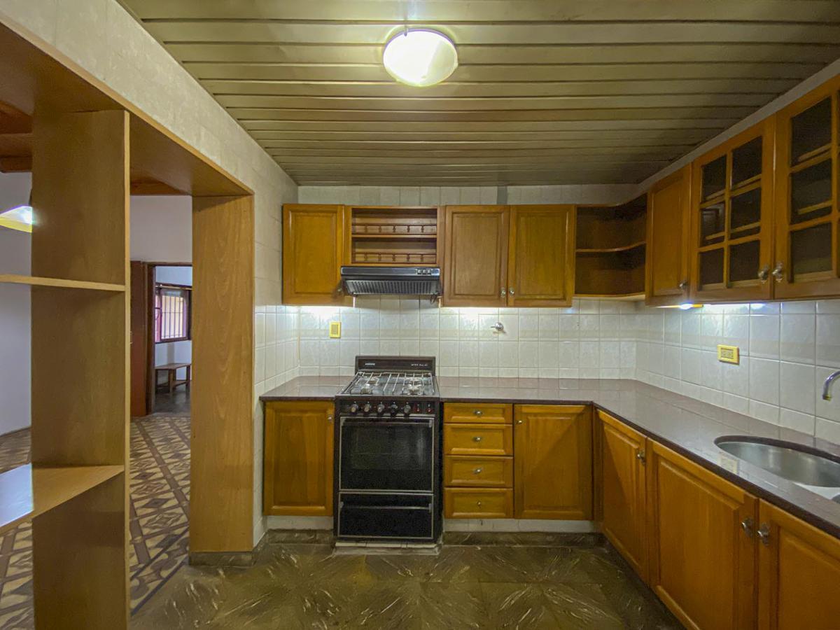 Casas con Galpón y Jardín 3