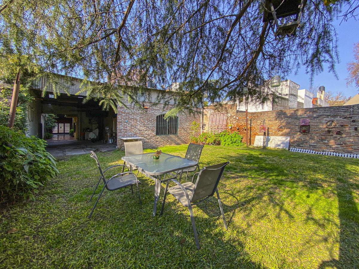 Casas con Galpón y Jardín 4
