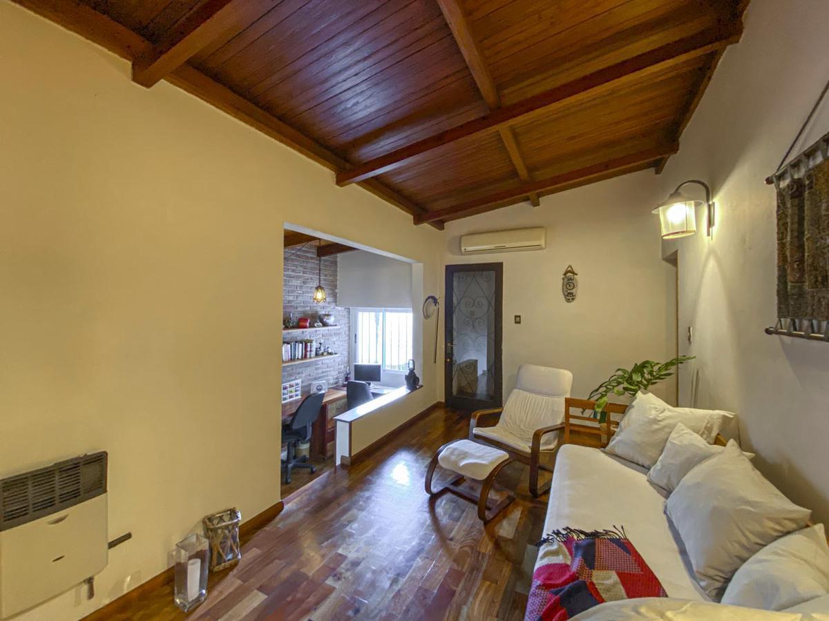 Casas con Galpón y Jardín 3