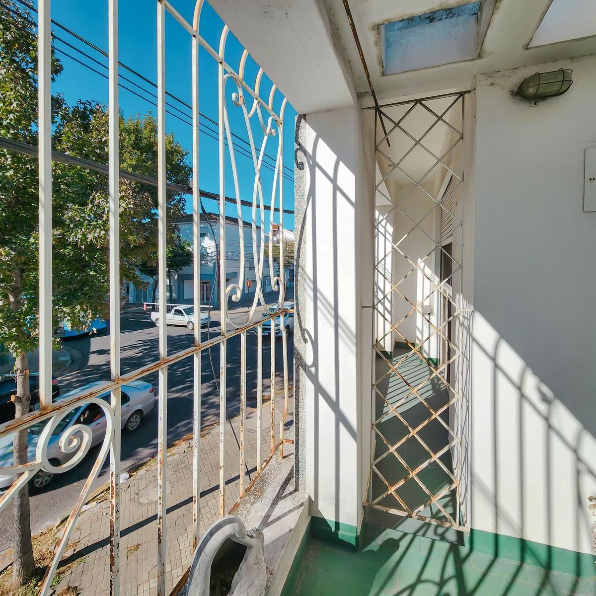 Casa de 3 dormitorios en 2 plantas con cochera y terraza