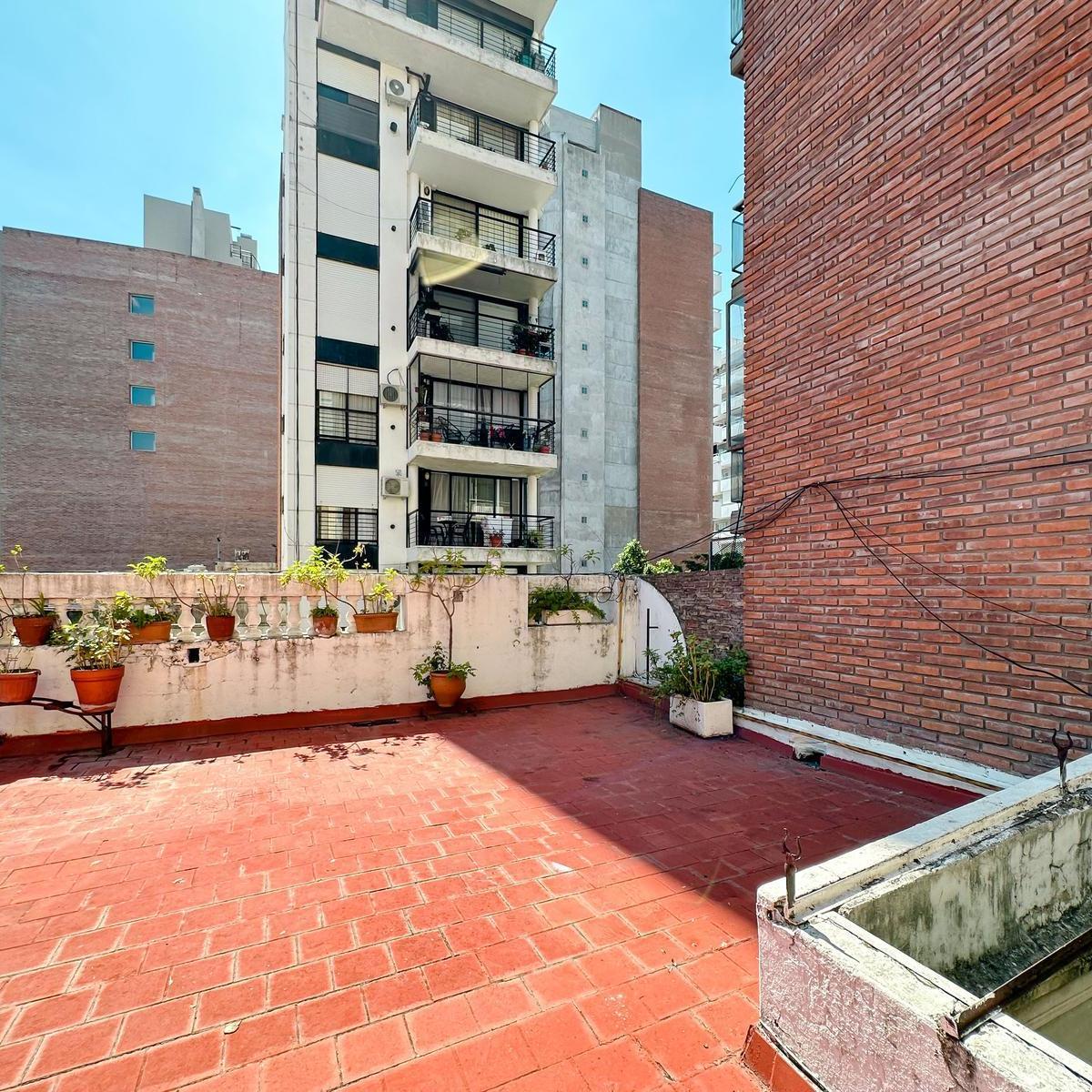 Casa en Planta Alta con 4 Dorm., Cochera y Terraza en Zona Monumento 2