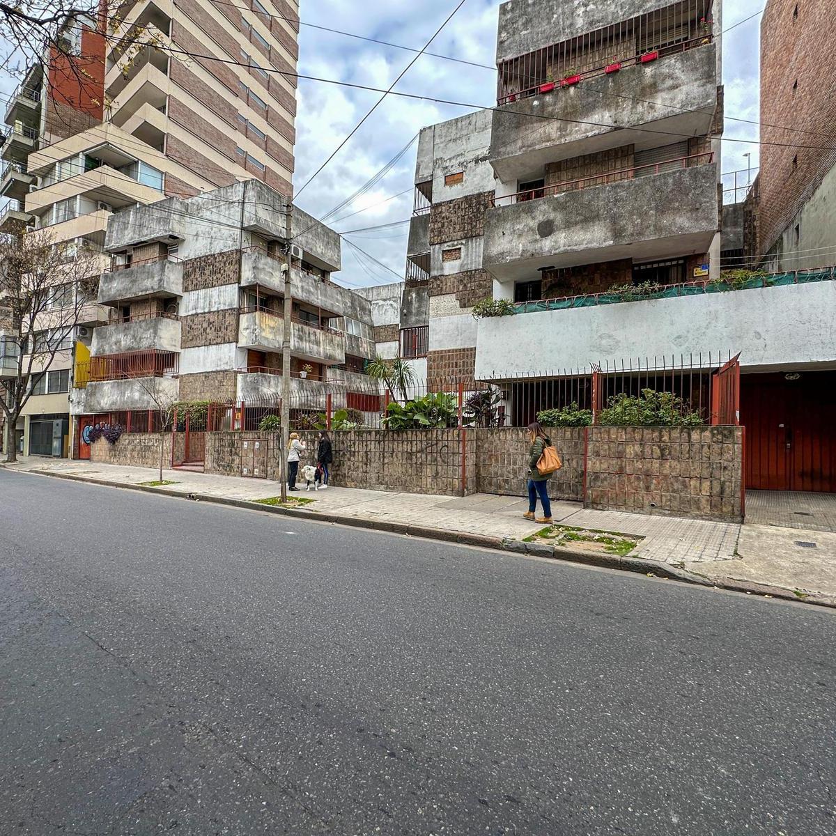 Departamento de 3 Dorm. con Mega Patios y Cochera en El Centro 1
