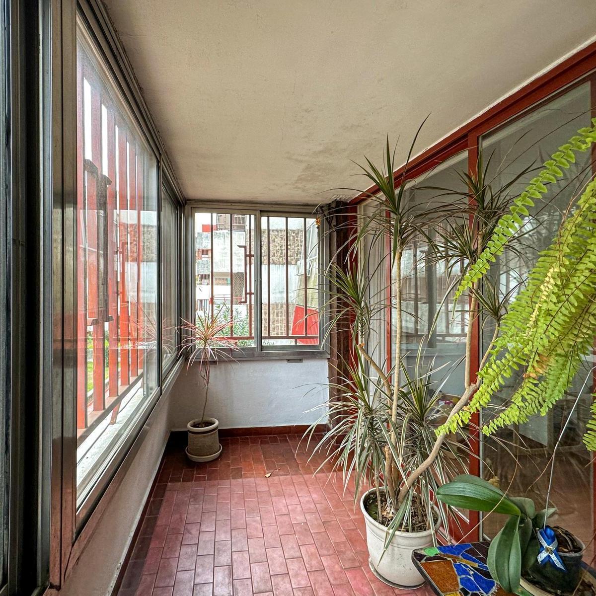 Departamento de 3 Dorm. con Mega Patios y Cochera en El Centro 2