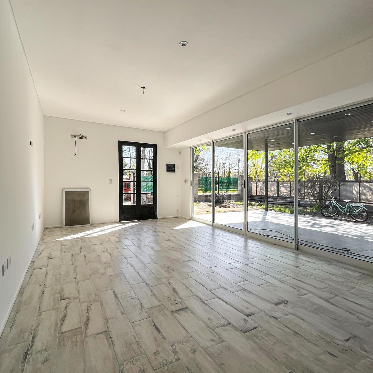 Casa Remodelada de 3 Dorm. Sobre Lote 1.000 m² en San Eduardo, Fisherton 1