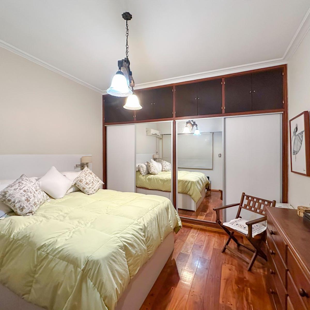 Casa de 6 Dorm. con Pileta y 2 Cocheras 5