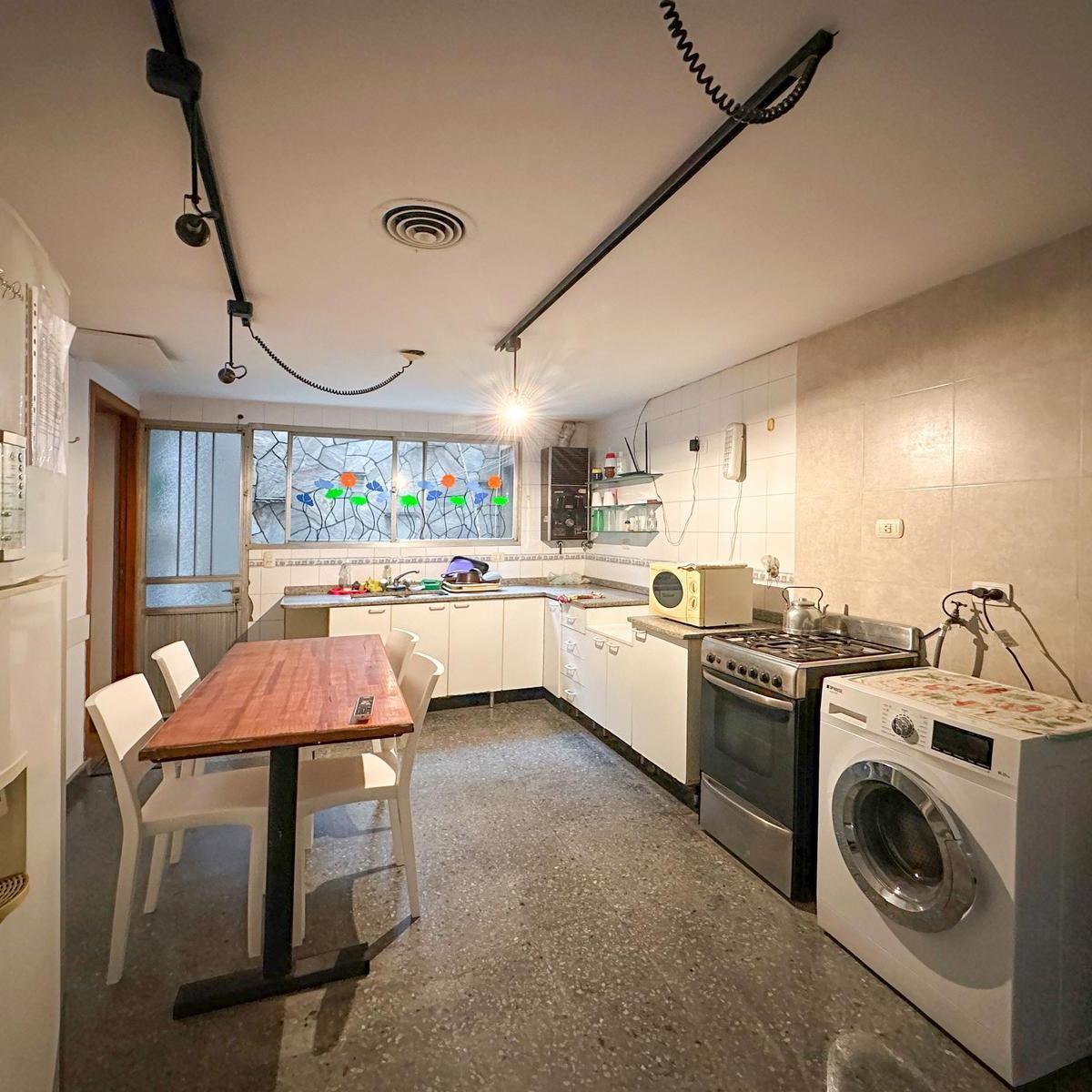 Casa de 6 Dorm. con Pileta y 2 Cocheras 3