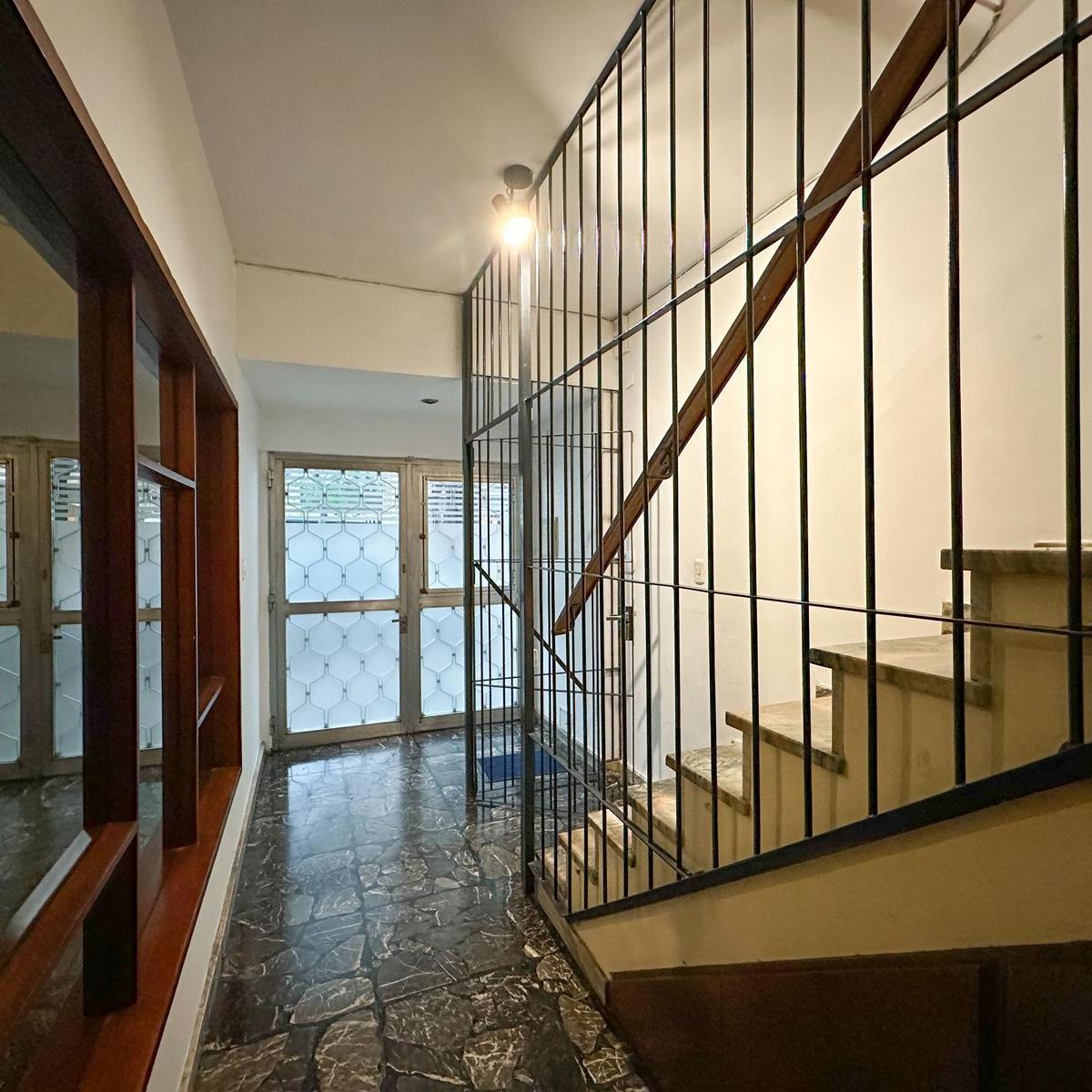Casa de 6 Dorm. con Pileta y 2 Cocheras 4