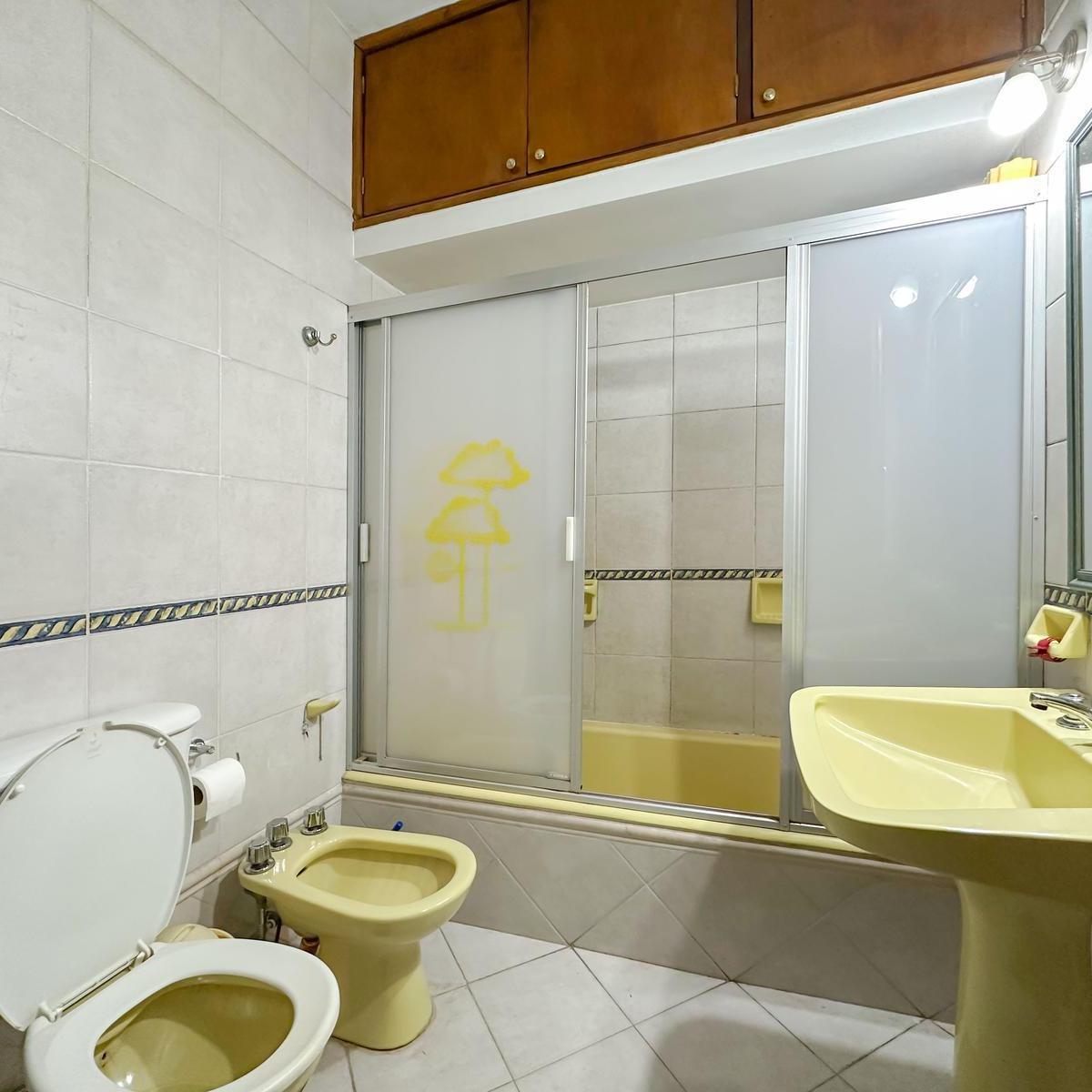 Casa de 6 Dorm. con Pileta y 2 Cocheras 4