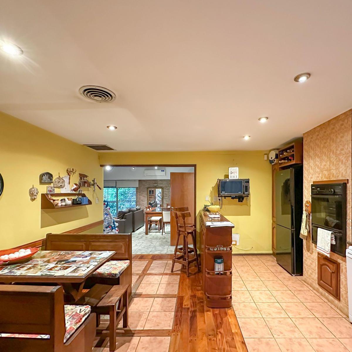 Casa de 6 Dorm. con Pileta y 2 Cocheras 5