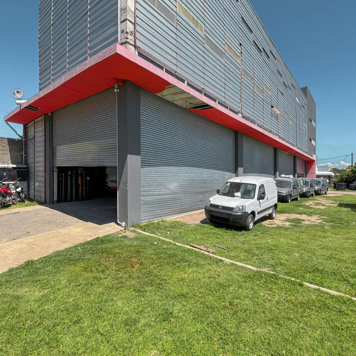 Importante Local con Oficinas, Deposito y Vidriera a Av Circunvalación 5
