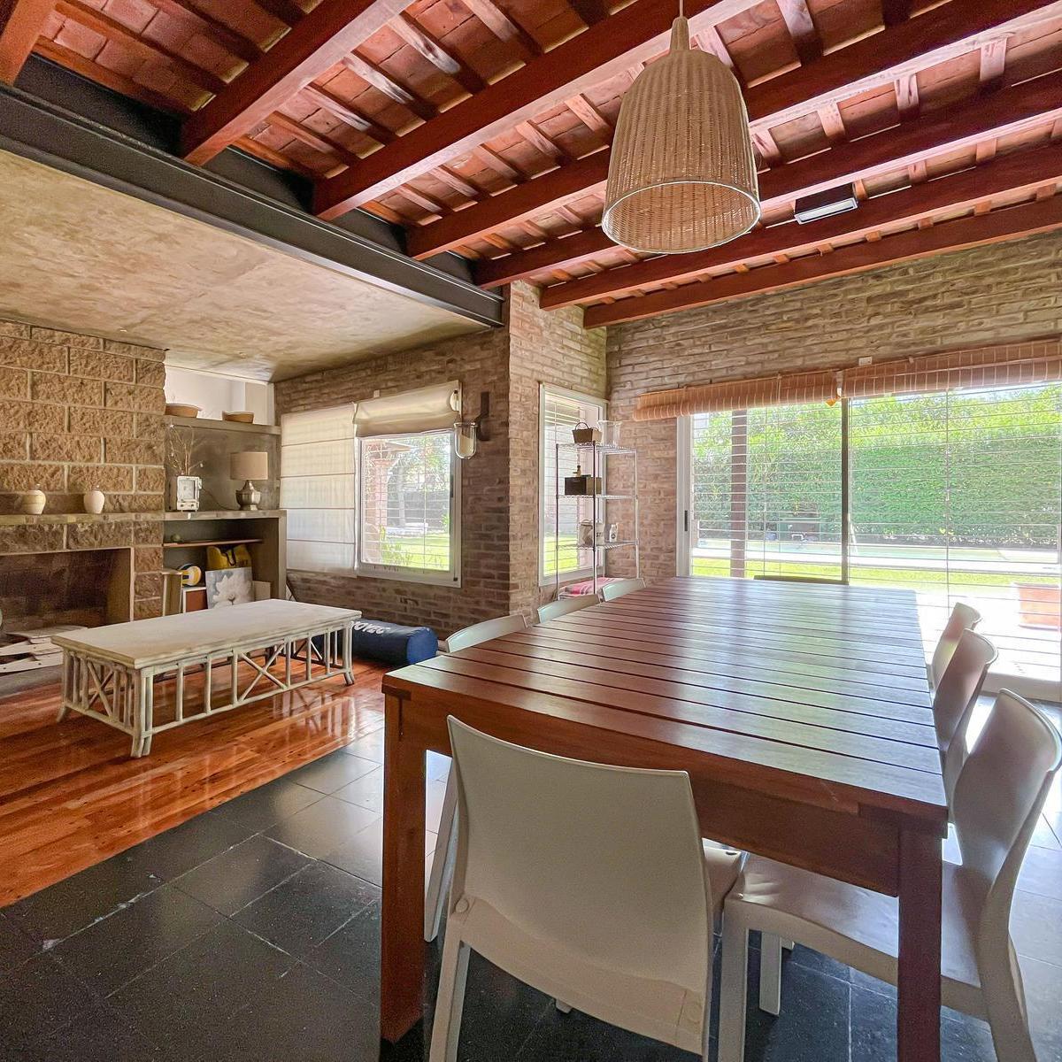Hermosa Casa de 4 Dorm. y Pileta en Fisherton 3