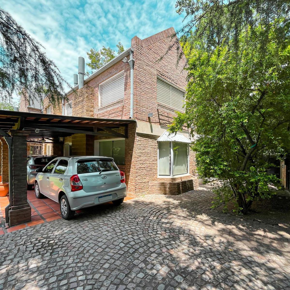 Hermosa Casa de 4 Dorm. y Pileta en Fisherton 2