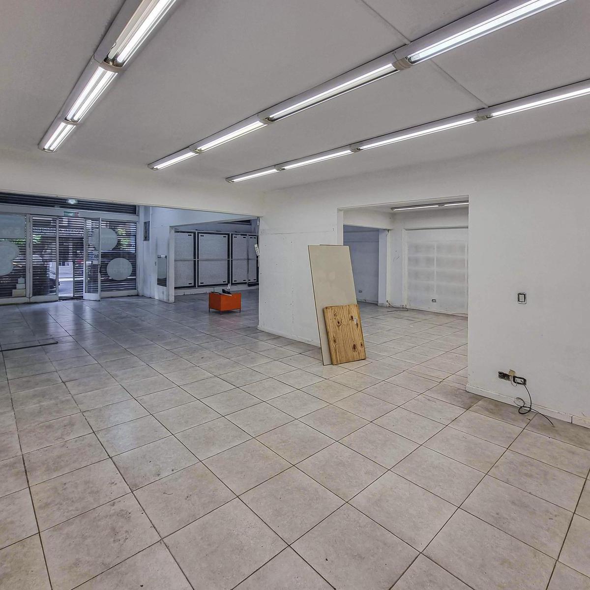 Gran local comercial en 2 plantas con 10 metros de vidriera y depósito en el centro