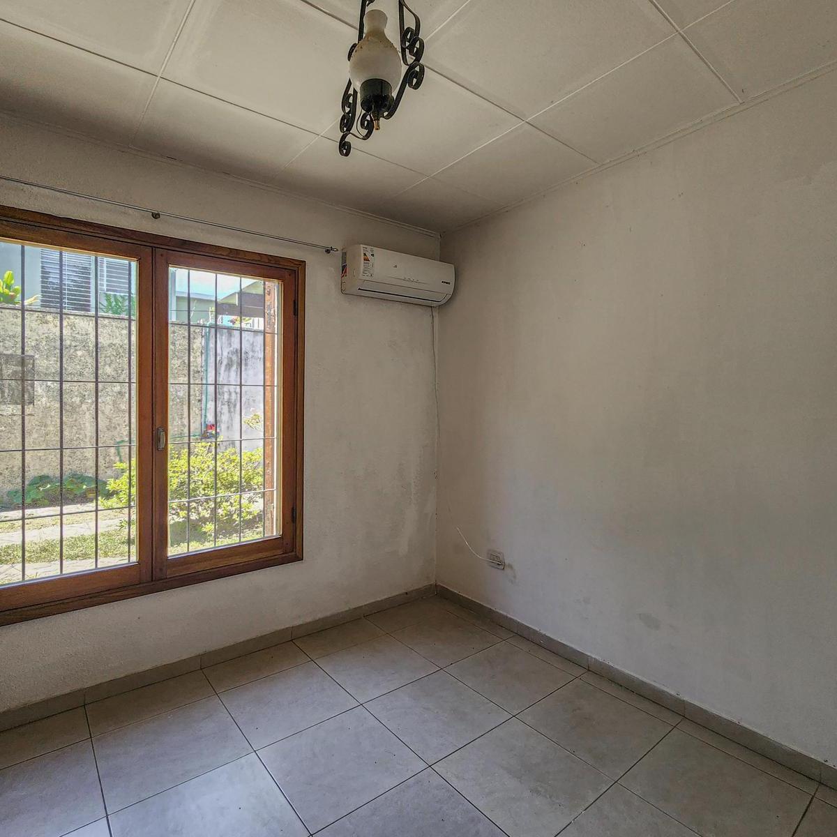 Casa de Pasillo de 3 Dorm. con Cochera y Jardín, Fisherton 2