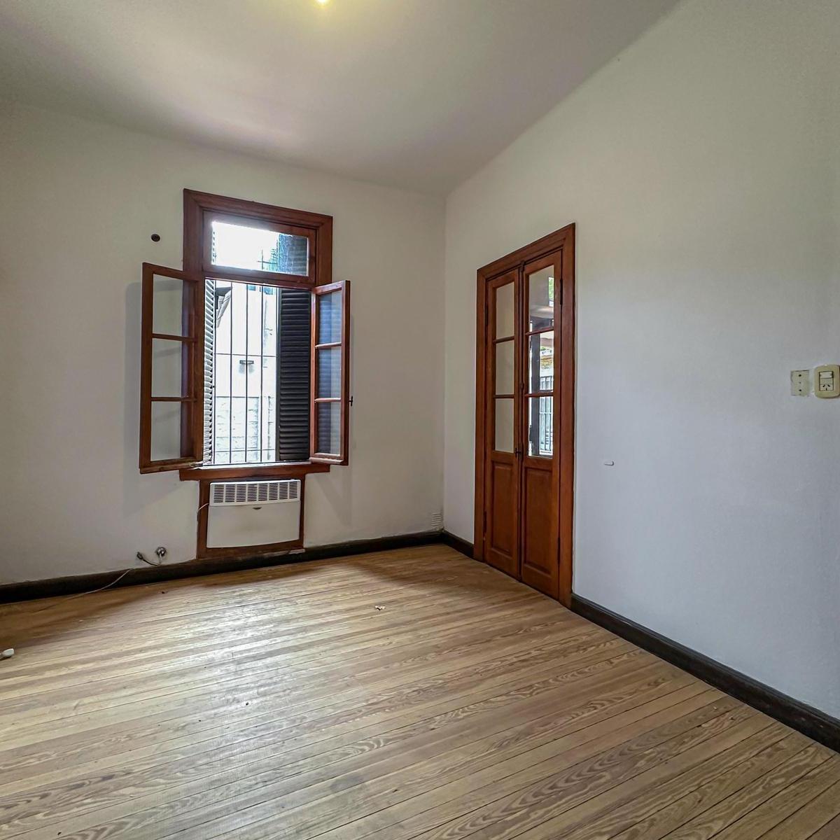 Casa de 4 Dorm. en 2 Plantas con Cocheras, Quincho, Patio y Pileta 4