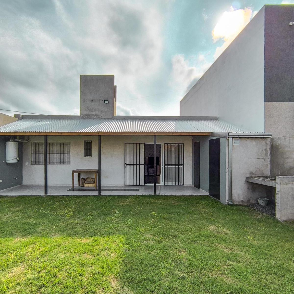 Casa de 2 Dorm. con Pileta en Lomas de Alicia 3