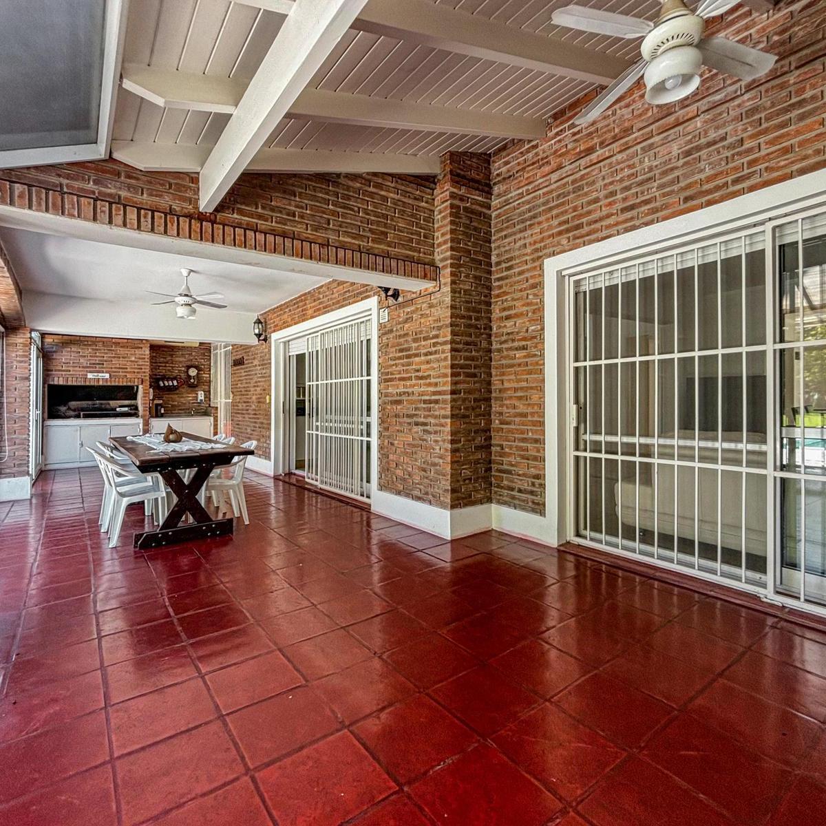 Casa de 3 Dorm. con Jardín y Pileta en Fisherton 2
