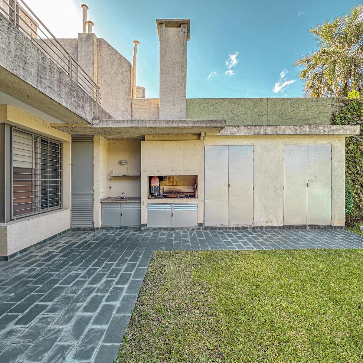 Casa de 3 Dorm. con 2 Cocheras, Jardín y Pileta en Refinería 3