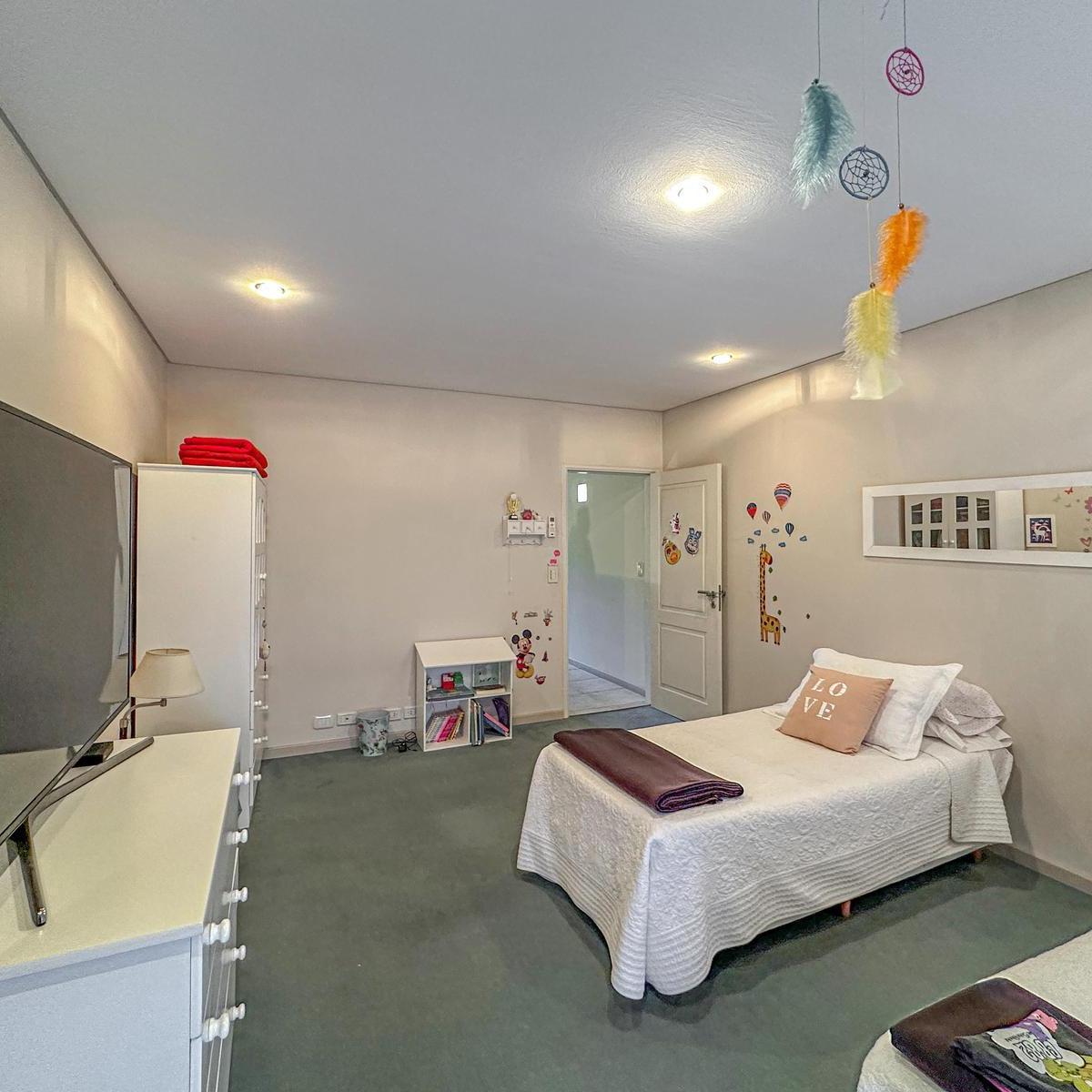 Casa de 3 Dorm. con 2 Cocheras, Jardín y Pileta en Refinería 5