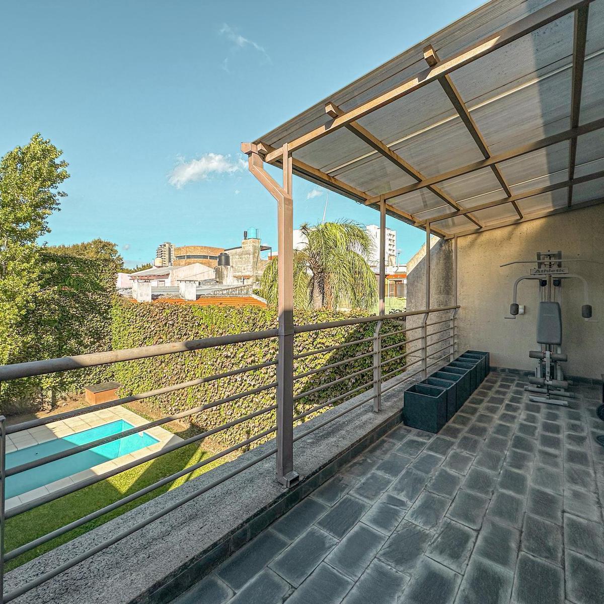 Casa de 3 Dorm. con 2 Cocheras, Jardín y Pileta en Refinería 4