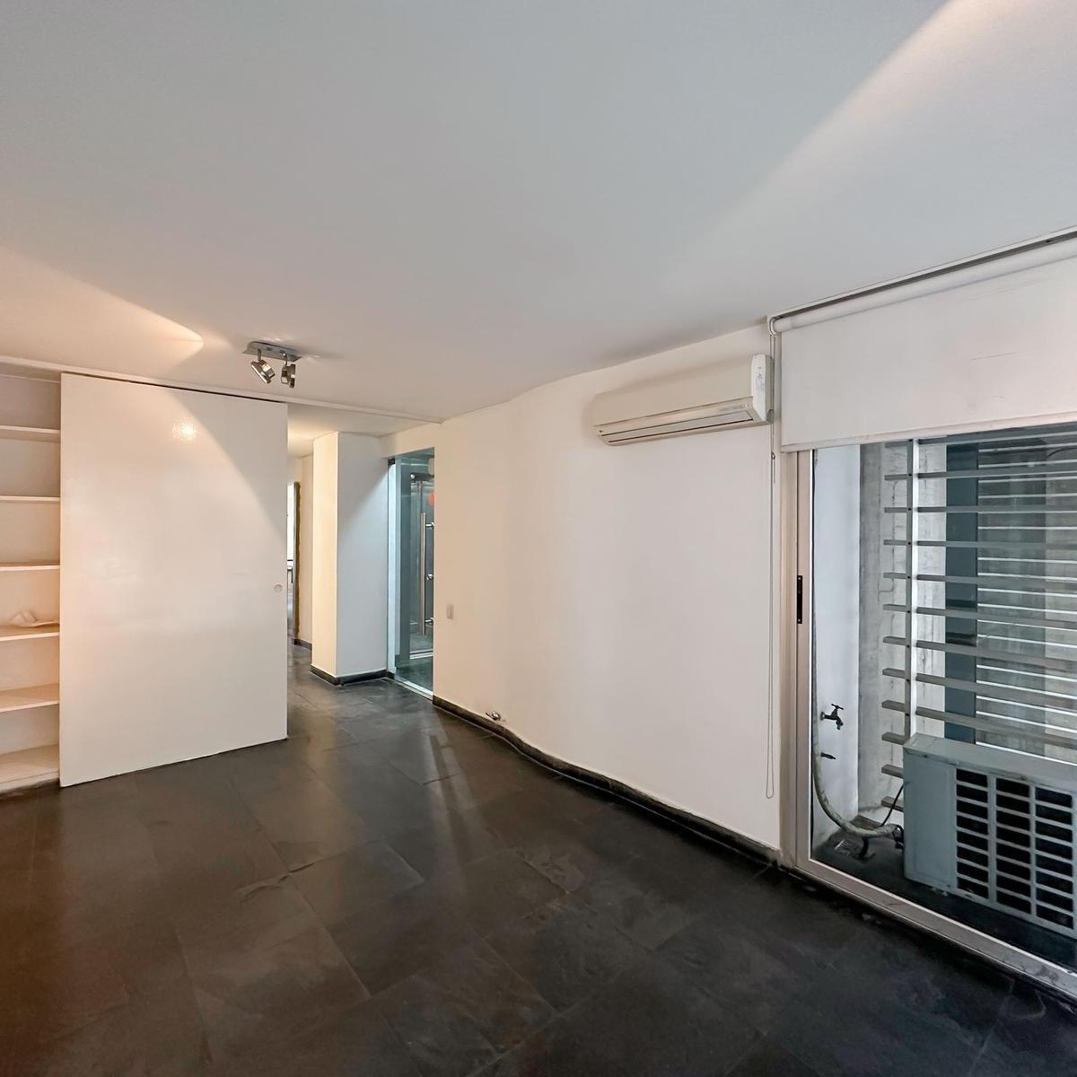 Oficina con cochera, 2 baños, recepción, privado, patio y gran ambiente, alquilada