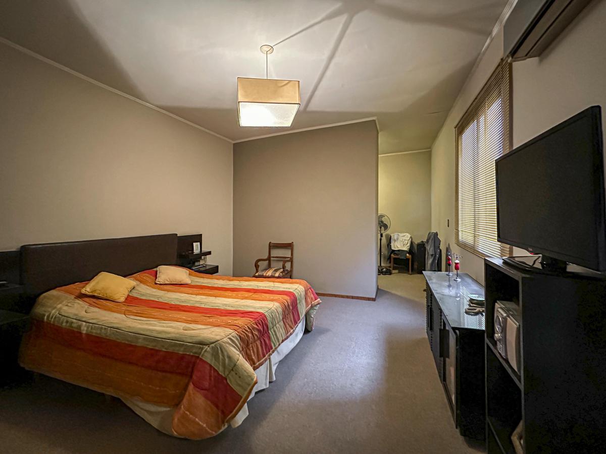 Casa de Pasillo con 4 Dorm. y Quincho Propio en El Centro 2