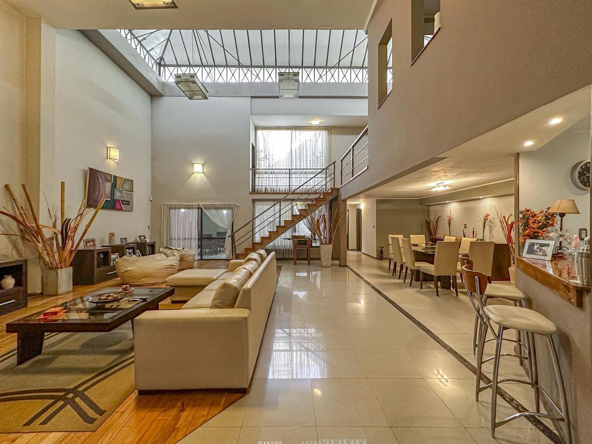 Casa de Pasillo con 4 Dorm. y Quincho Propio en El Centro 1