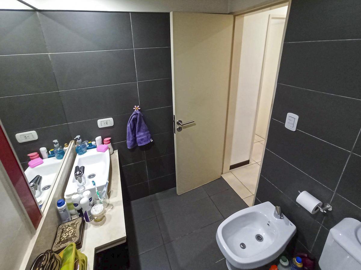 Departamento de 1 dormitorio al frente con balcón en el Centro