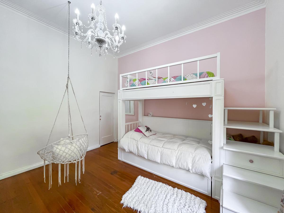 Piso Exclusivo de 5 Dorm. con 3 Baños y Cochera 5