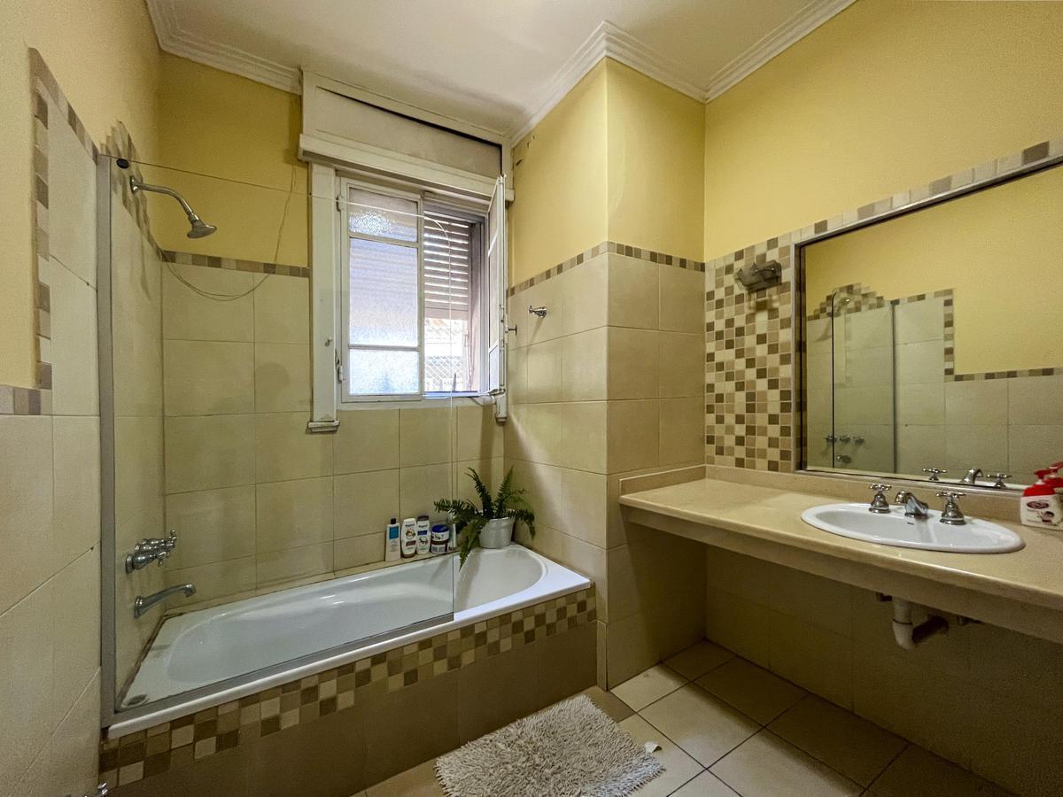 Piso Exclusivo de 5 Dorm. con 3 Baños y Cochera 4