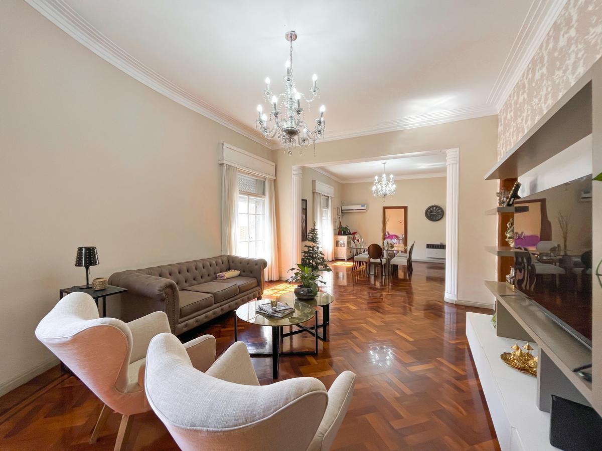 Piso Exclusivo de 5 Dorm. con 3 Baños y Cochera 1