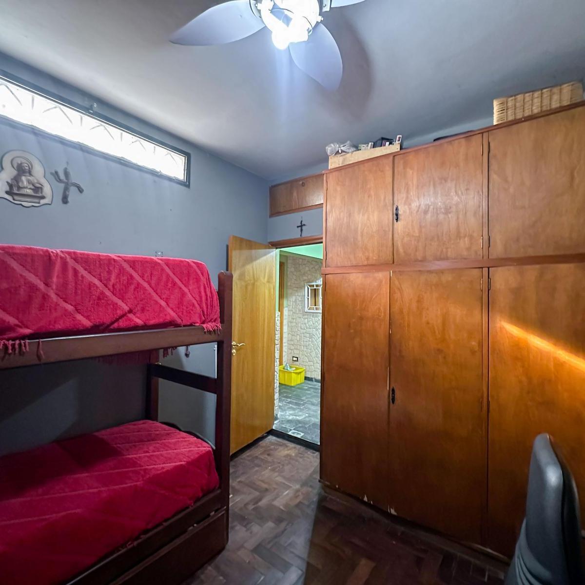 Casa de 5 Dorm. con Jardín, Quincho y Cochera en Alberdi 4