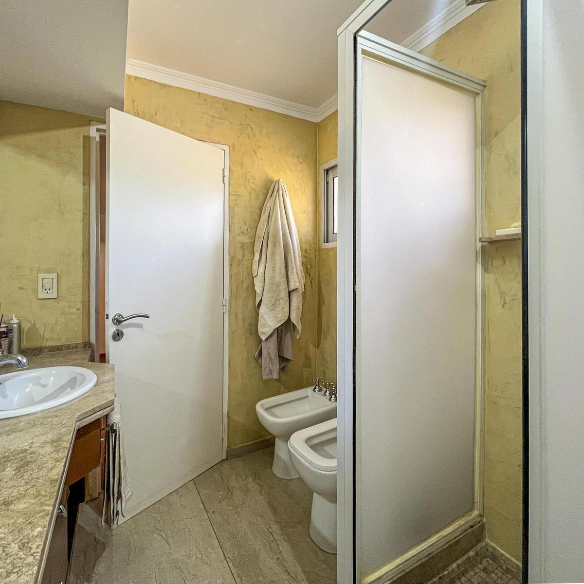 Casa de 4 Dorm. con Cocheras, Quincho, Gran Jardín y Pileta en Fisherton 1