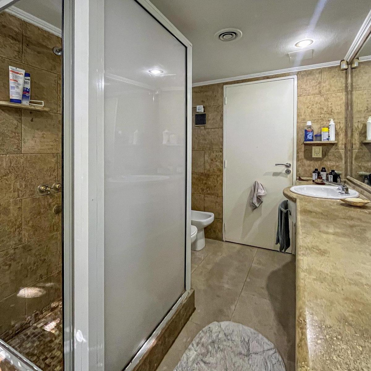 Casa de 4 Dorm. con Cocheras, Quincho, Gran Jardín y Pileta en Fisherton 5