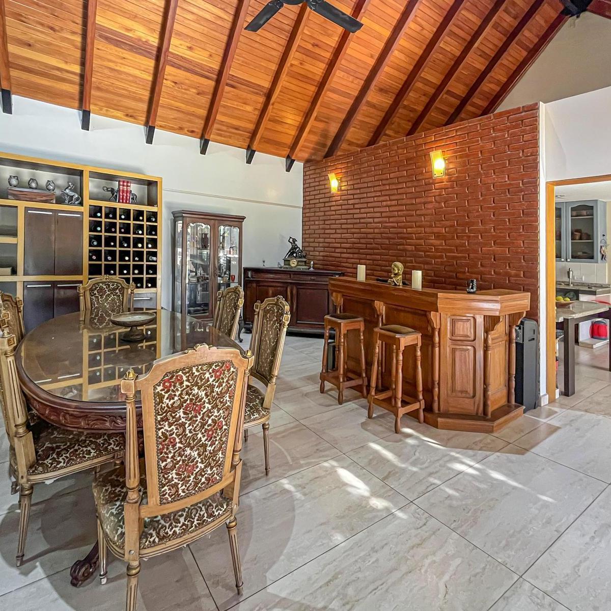 Casa de 4 Dorm. con Cocheras, Quincho, Gran Jardín y Pileta en Fisherton 4