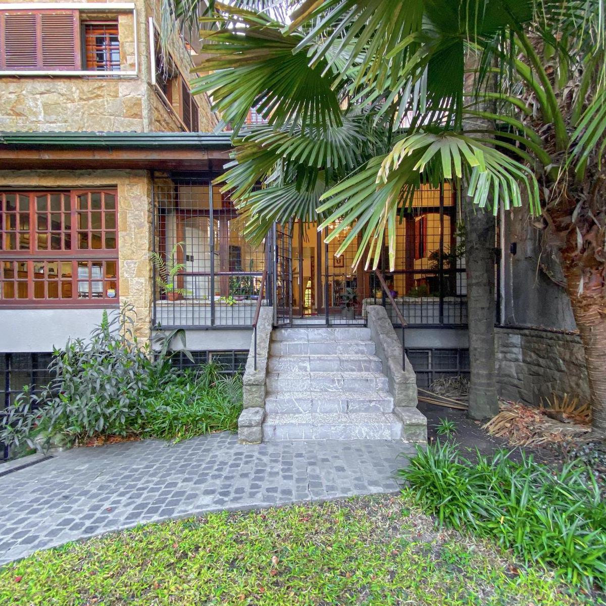 Casa de 4 Dorm. Más Comodín, Jardín, Pileta, Parrilla y 3 Cocheras 1