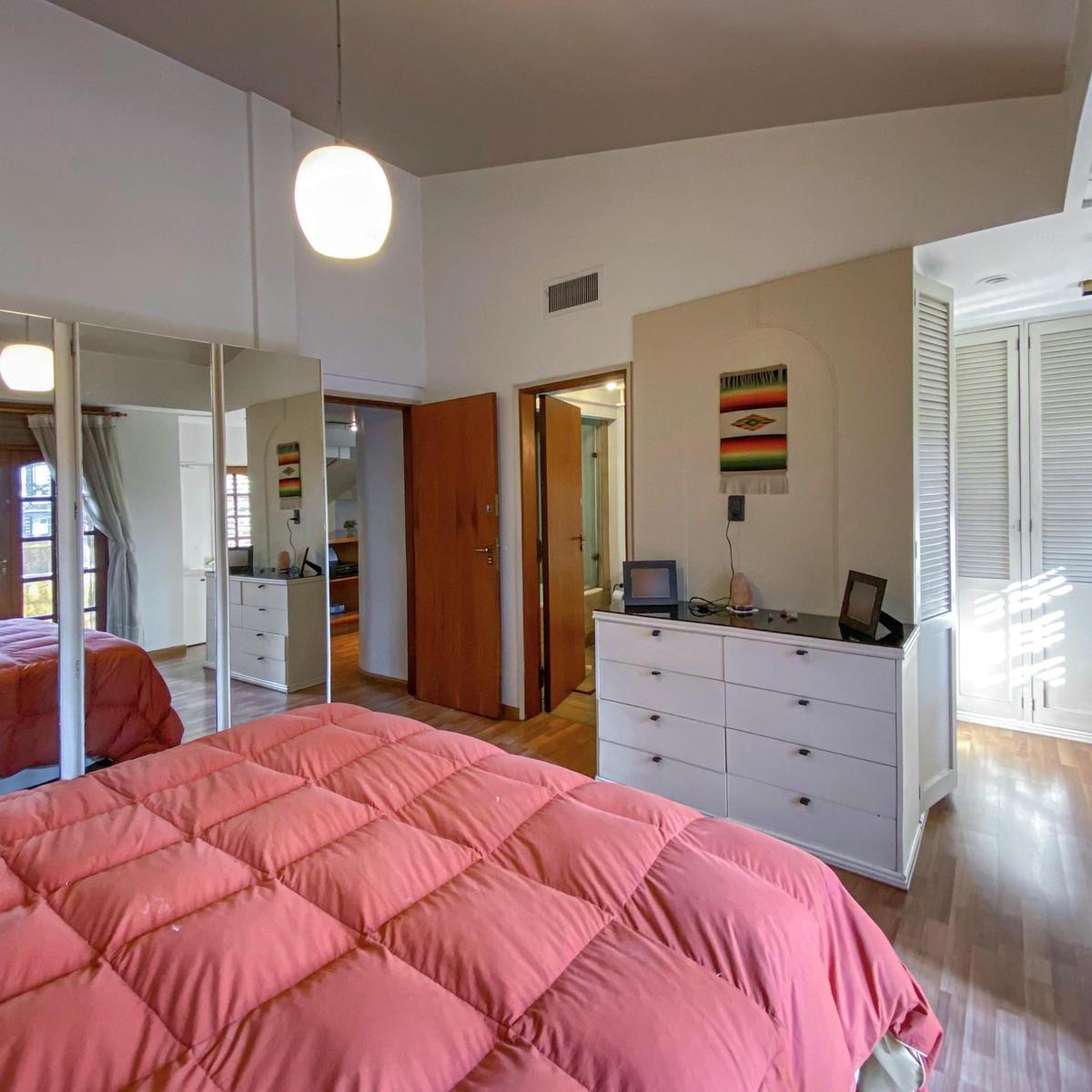 Casa de 4 Dorm. Más Comodín, Jardín, Pileta, Parrilla y 3 Cocheras 4