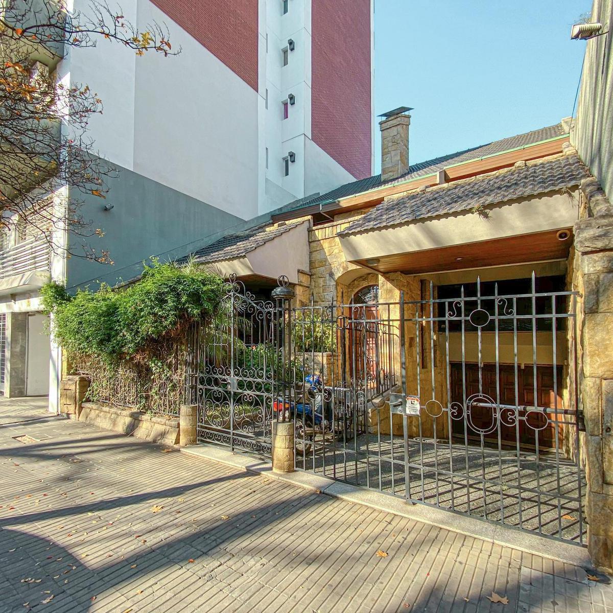 Casa de 4 Dorm. Más Comodín, Jardín, Pileta, Parrilla y 3 Cocheras 3