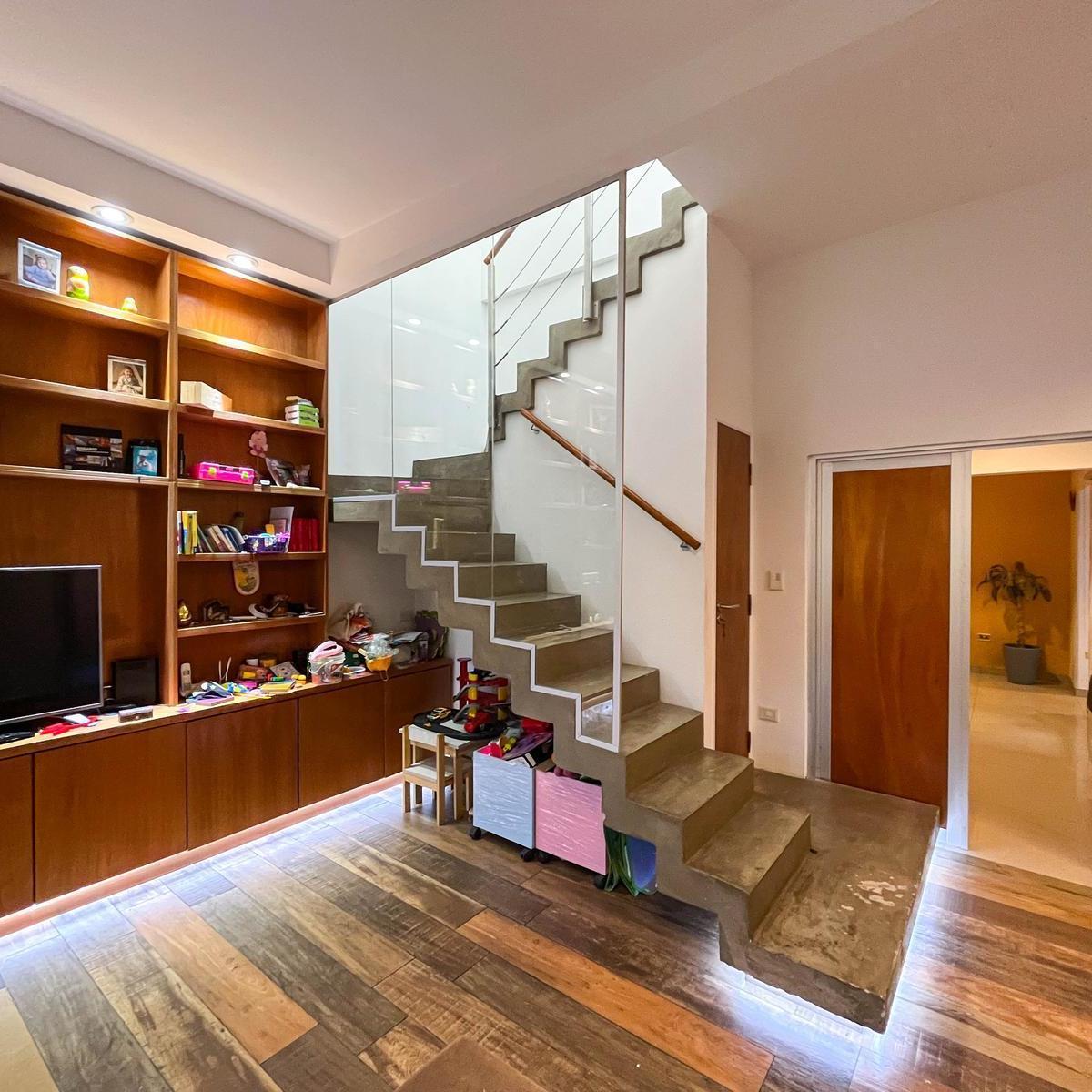 Casa de 2 Dorm. Comodin con Cocheras, Patio, Terraza 4