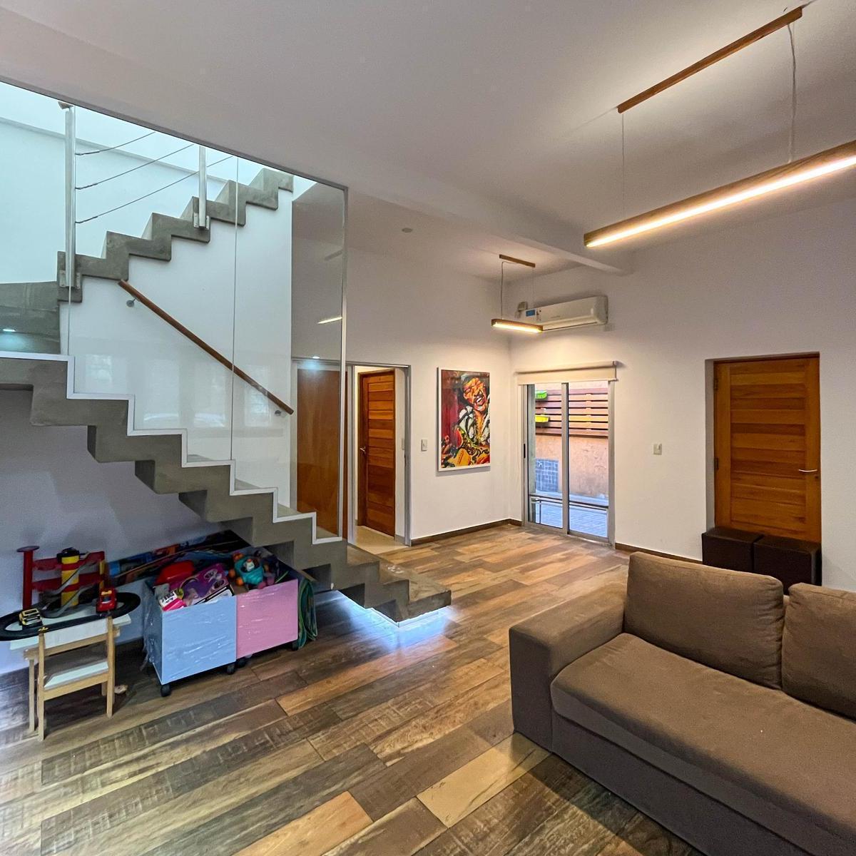 Casa de 2 Dorm. Comodin con Cocheras, Patio, Terraza 2
